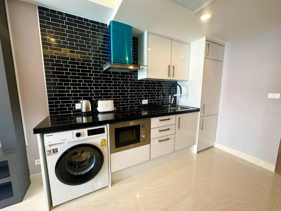 Large Luxury - Centre - Grand Avenue Residences, Pool View - 413 Апартаменты