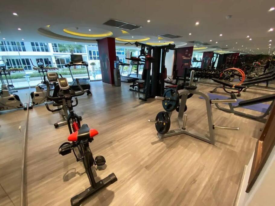 Large Luxury - Centre - Grand Avenue Residences, Pool View - 413 Апартаменты *